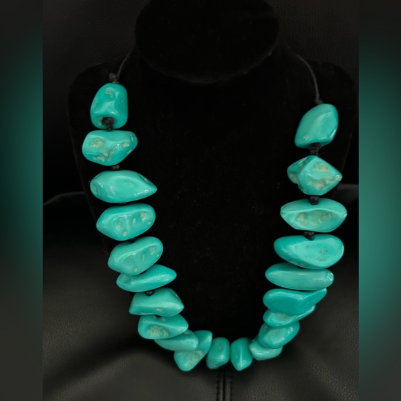 Beautiful, handmade statement necklace in synthetic turquoise stone - Picture 3 of 7